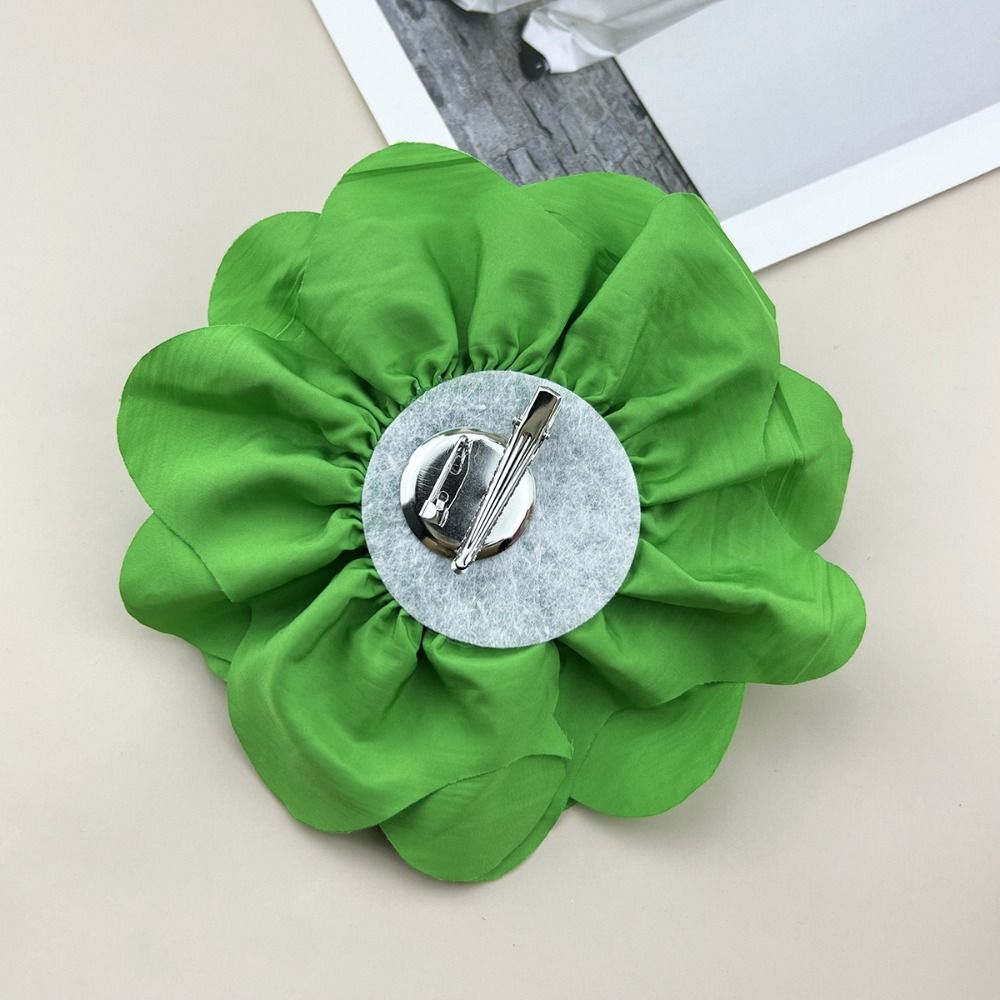 Broche de flores rosas multicapa de 16CM para mujer, ramillete de traje de tela, Pin de abrigo de suéter para Sesión de boda, revista exagerada, nuevo