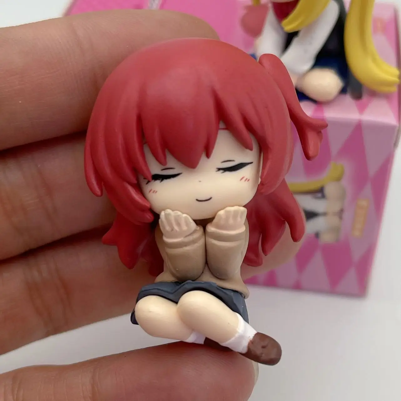 新しい高品質スポット商品ロンリーロック T-Arts ツイストエッグブラインドボックス 4 スタイルひざまずく姿勢人形デスクトップ装飾ギフトおもちゃ