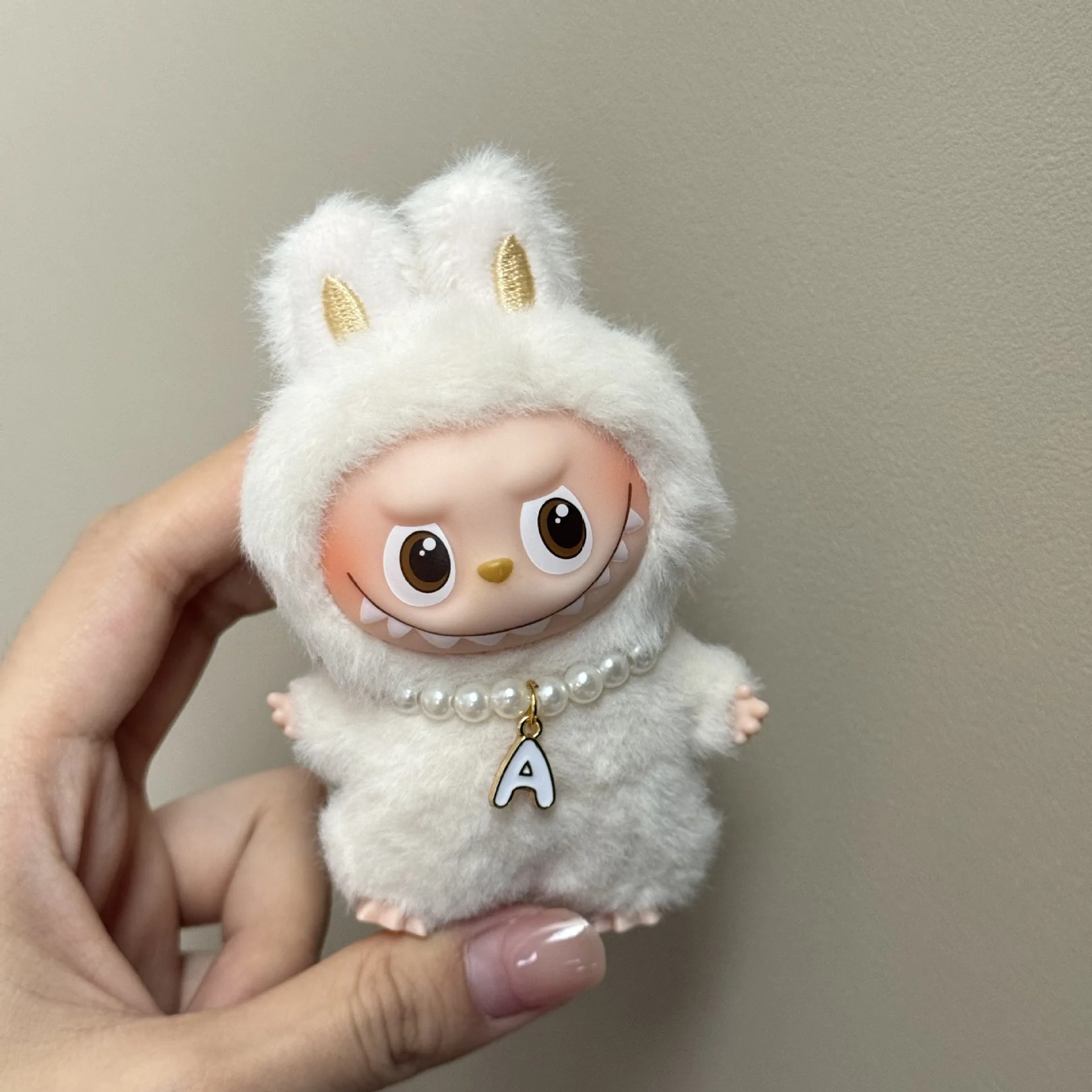 Mini labubu pingente acessórios carta colar de pérolas para labubu v4 pino para série amor boneca roupas acessórios