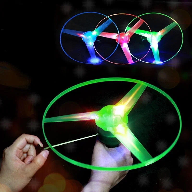 1pc Pull Draht Glow UFO Lustige Spinning Flyer Leuchtende LED Licht Griff Top Spielzeug für Kinder Geschenke Outdoor Sport eltern-kind-Spiel