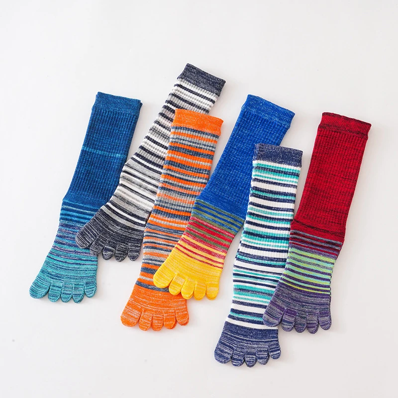 Calcetines acogedores de cinco dedos coloridos a media pantorrilla para hombre, calcetines suaves informales a la moda con punta dividida, calcetines transpirables cómodos para deportes al aire libre para hombre