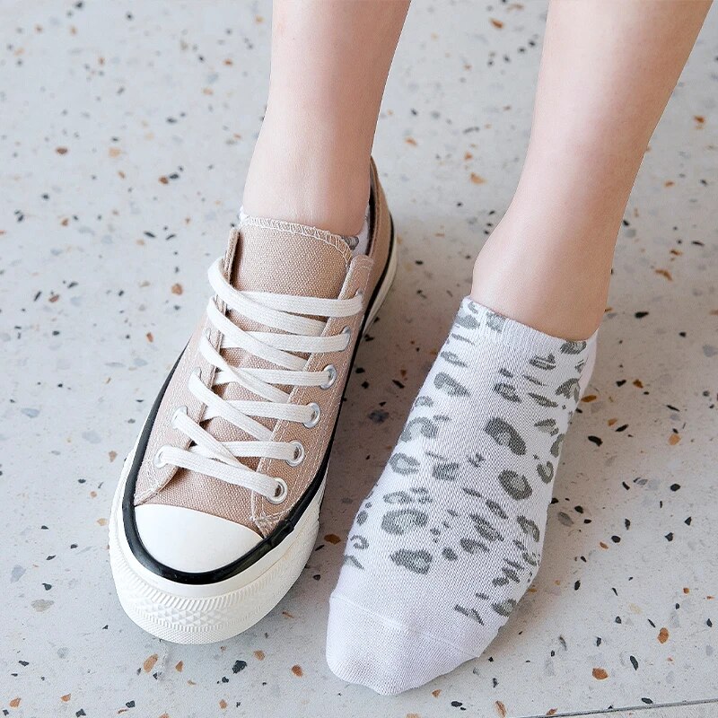 5 pares de meias femininas sazonais elegantes e modernas com estampa de leopardo de algodão absorvente de suor e meias esportivas confortáveis
