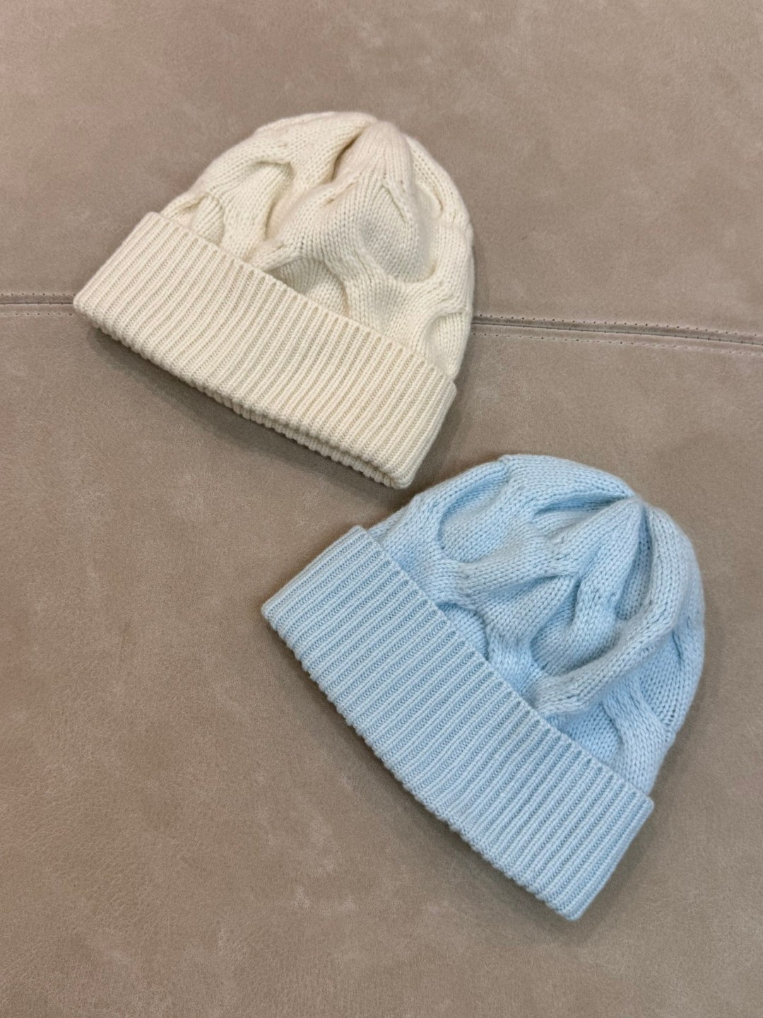 Luxuriöses, einfarbiges, weiches Strickset aus Kaschmir mit Schal und Mütze