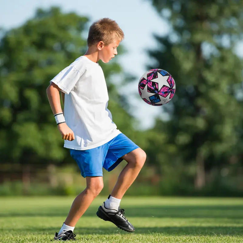 ขนาดมาตรฐาน 5 ขนาด 4 ลูกฟุตบอลมืออาชีพกลางแจ้งกีฬา Match Balls การฝึกอบรมฟุตบอลไม่มีรอยต่อวัสดุ PU คุณภาพสูง