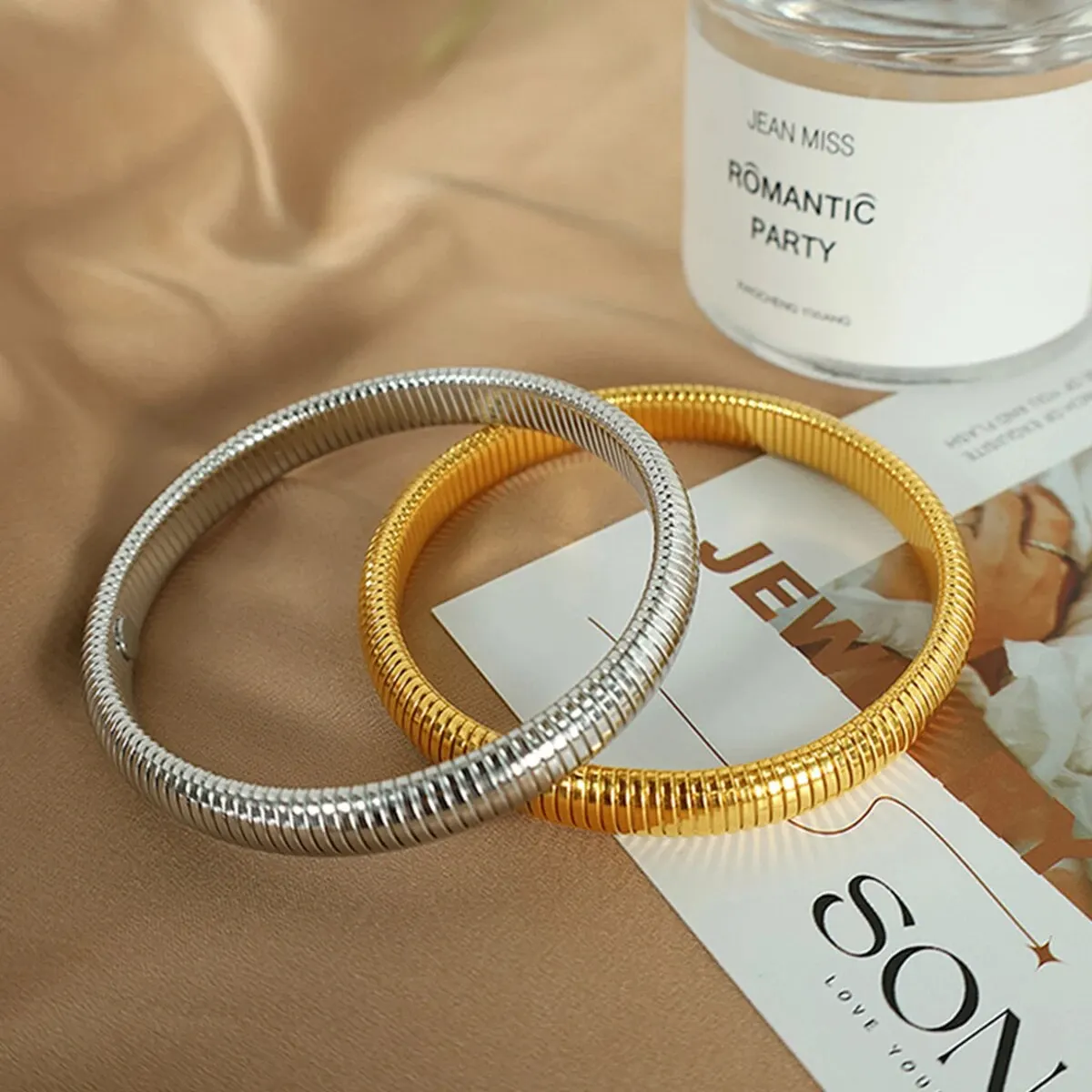 Bracciale in metallo spesso con elasticità retrò impermeabile in acciaio inossidabile placcato oro 18 carati tendenza moda gioielli unisex uomo donna