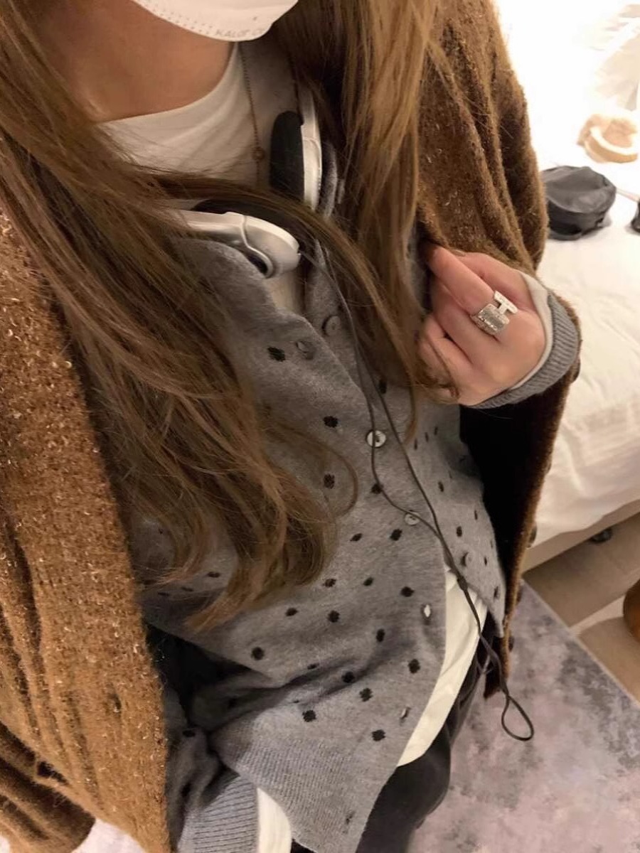 韓国グレー水玉ニットカーディガン女性の秋 2024 新しいレイヤードデザイン痩身長袖トップ通勤スタイル