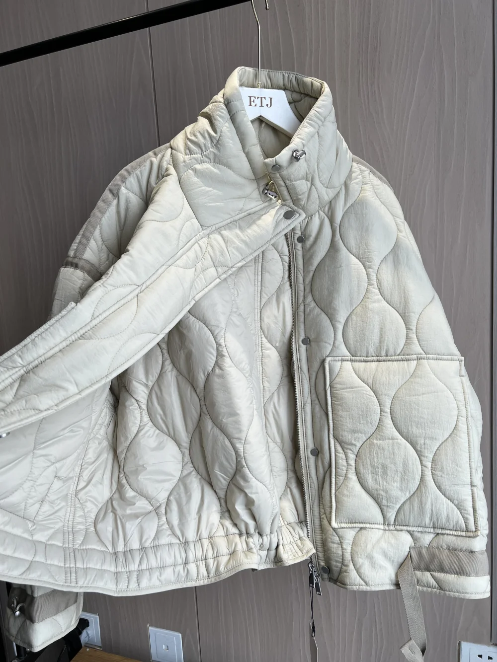 Casaco acolchoado para mulheres ETJ 2025 JACKET QUILTED COM TIES novo bege cordão gola alta bolso clipe jaqueta de algodão para mulheres
