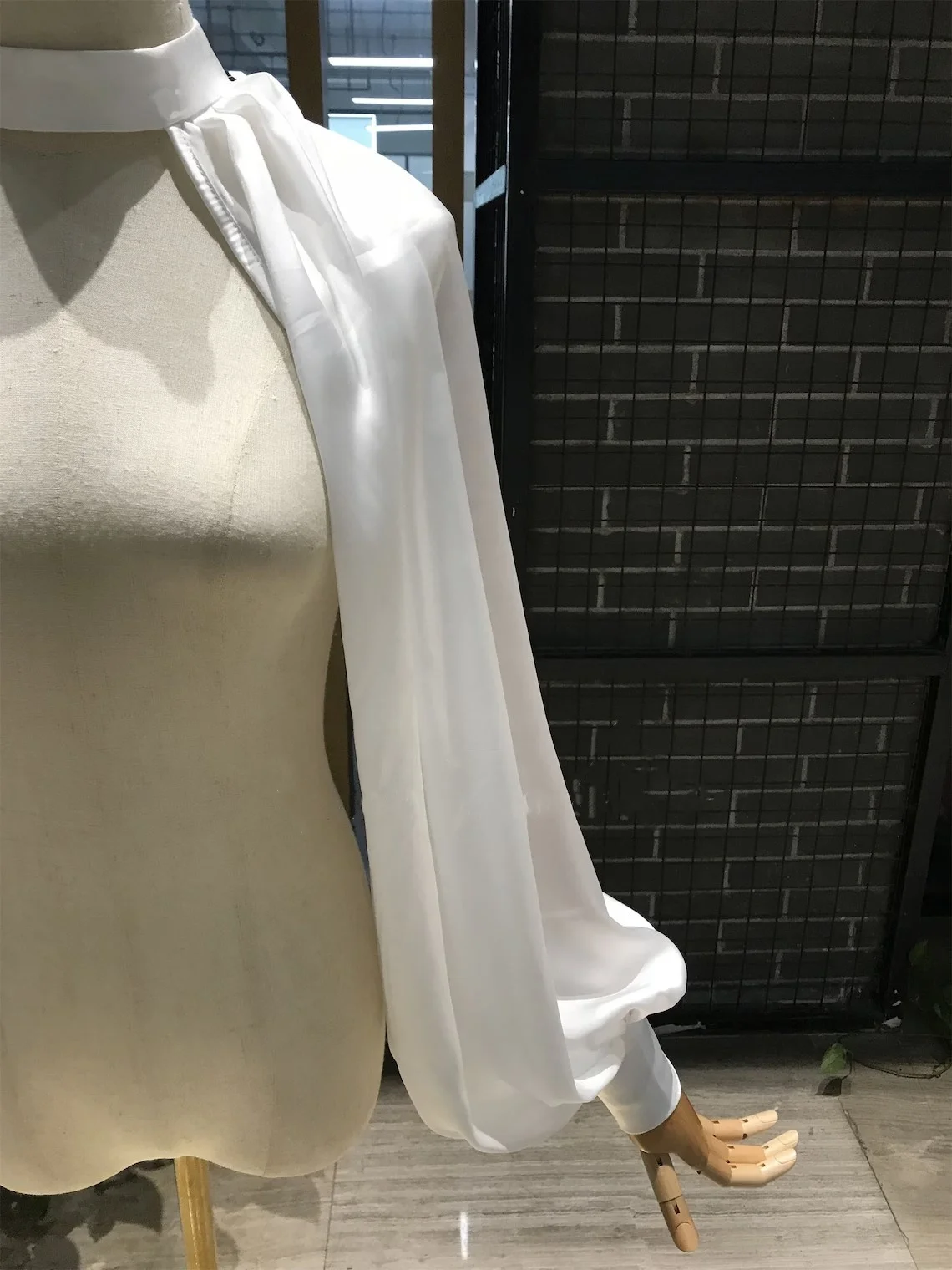 ชีฟองคราบแขวนคอแขนยาว Halter ชุดแต่งงานแขนเจ้าสาวอุปกรณ์เสริมพัฟที่ถอดออกได้ถุงมือที่ถอดออกได้