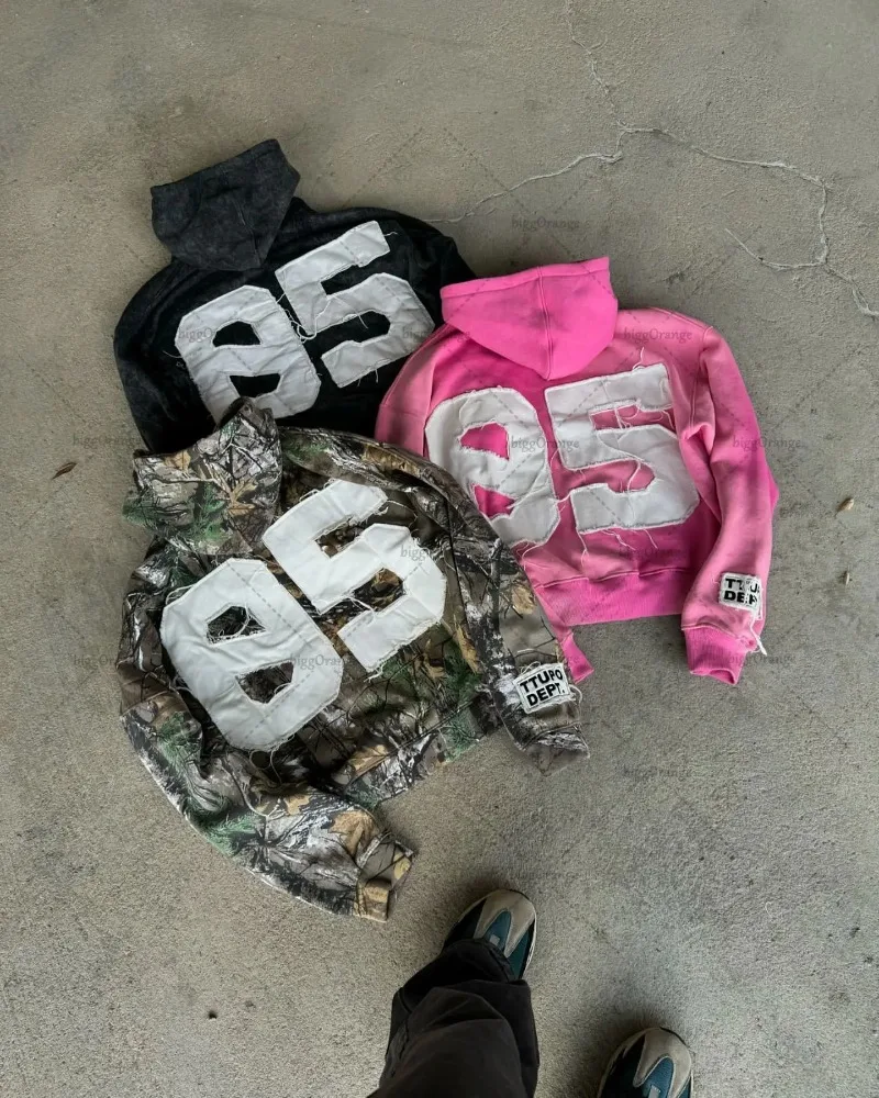 Homens e mulheres com capuz de camuflagem extragrande, pulôver casual solto, carta retrô bordada, moda Harajuku europeia e americana