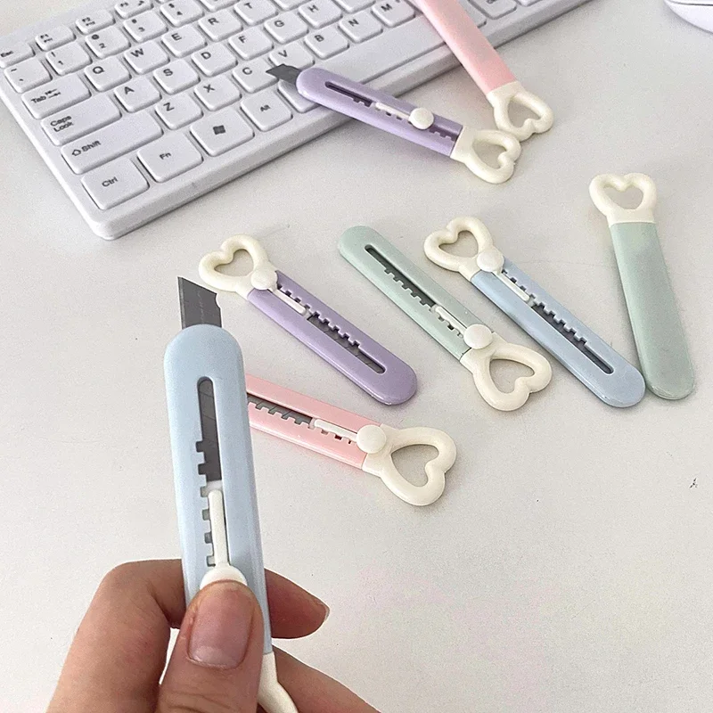 หัวใจรักน่ารักมีดยูทิลิตี้ Kawaii Sharp ใบมีดเครื่องตัดกระดาษที่เปิดกล่อง Mini Pocket Art มีดสํานักงานเกาหลีเครื่องเขียน