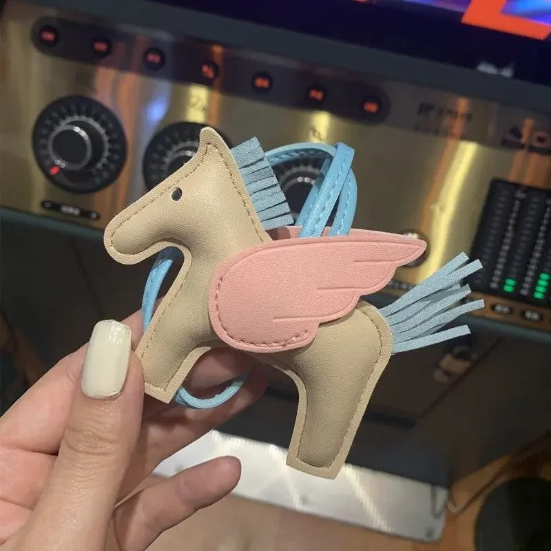 ミニエンジェルペガサス手縫いPUレザー子馬ペンダントレディースバッグファッショナブルで絶妙なアクセサリー姉妹親友ギフト