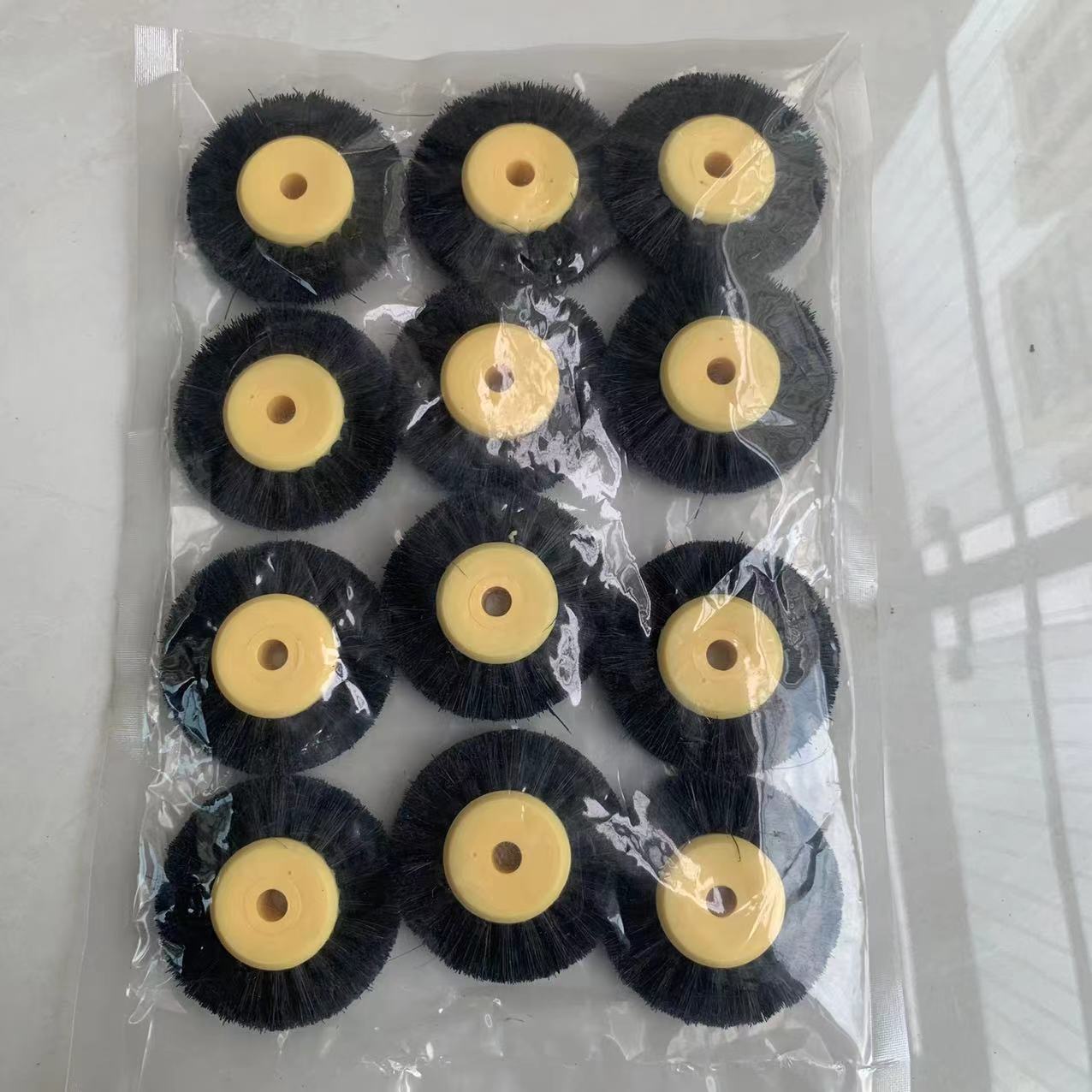 12 Uds. Cepillo de pulido de 55MM, cepillo abrasivo de pulido de cerdas negras y marrones con centro de plástico amarillo, herramientas de joyería