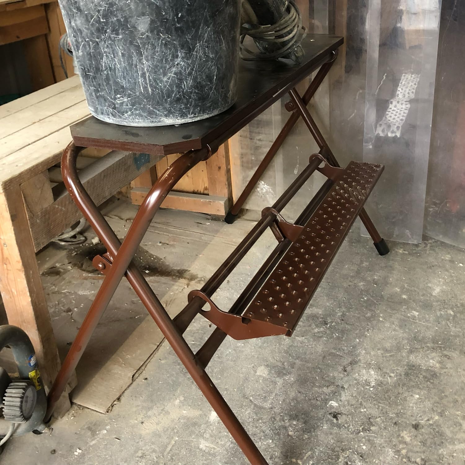Caballete plegable profesional, 110cm x 70cm, estable, seguro y plegable. Ideal para un uso versátil.