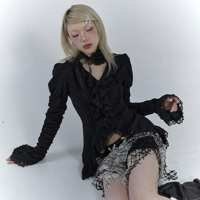 Karrcat-camisa gótica de encaje negro, blusas irregulares de estética oscura, estilo Yamamoto, camisa de manga acampanada Grunge con cuello en V, Vintage Y2k Emo
