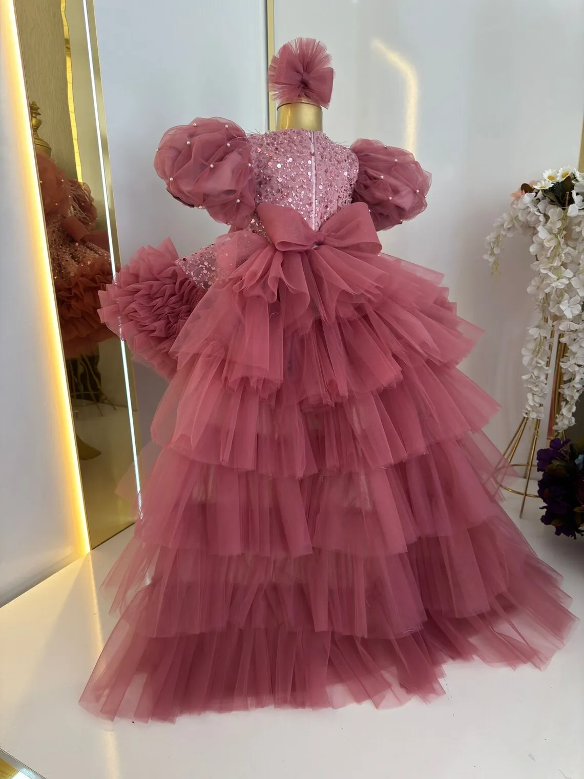 Rosa Blumenmädchenkleid Hochzeit Geburtstag Prinzessin Feder Tüll High-Low Pageant Kleid Schleife Pailletten Formelle Ballkleider Maßgeschneidert