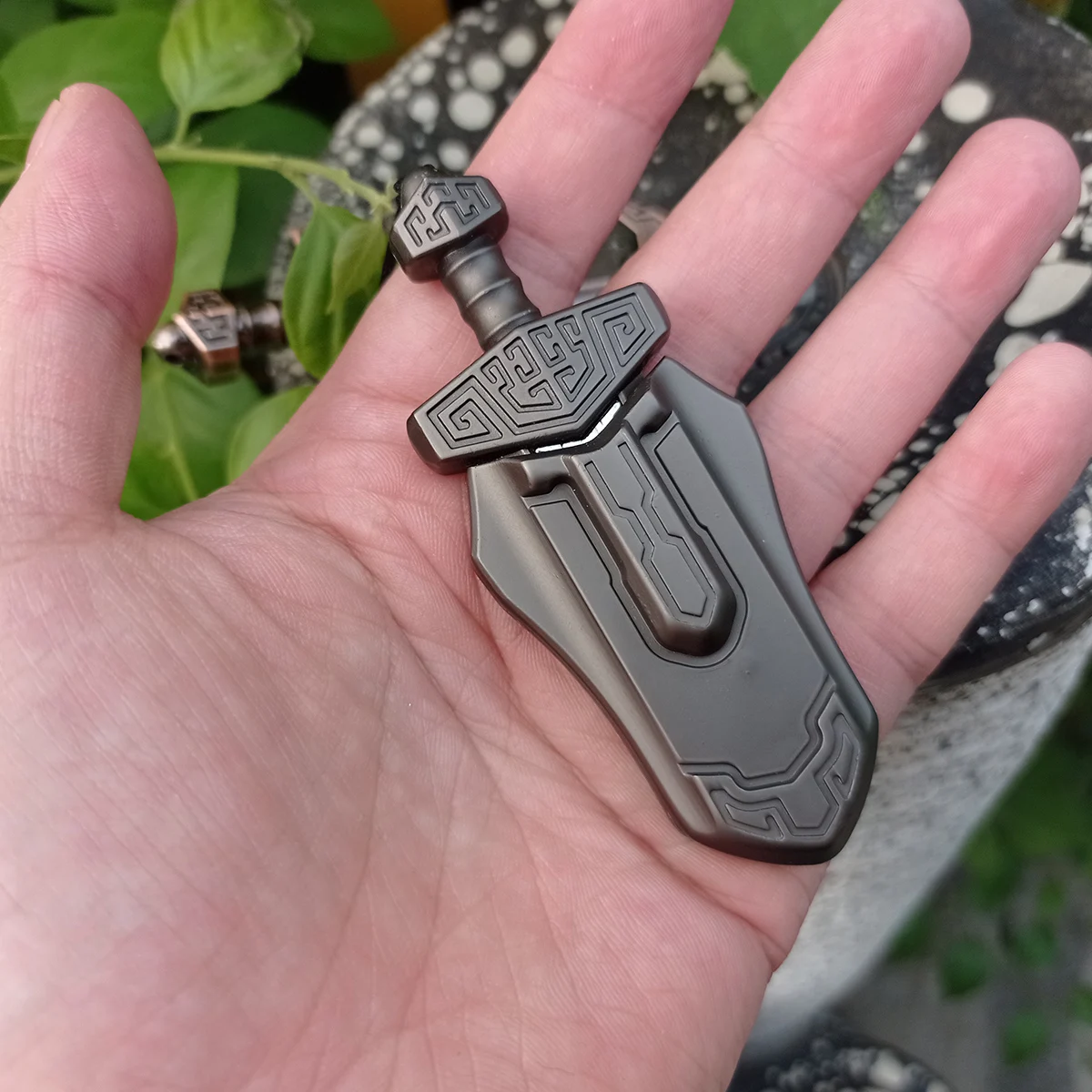 EDC Fingertip Push Card Schwert Push Card Mini Fingertip Spielzeug lindert Stress für Erwachsene Magnetelement Anhänger Geschenk