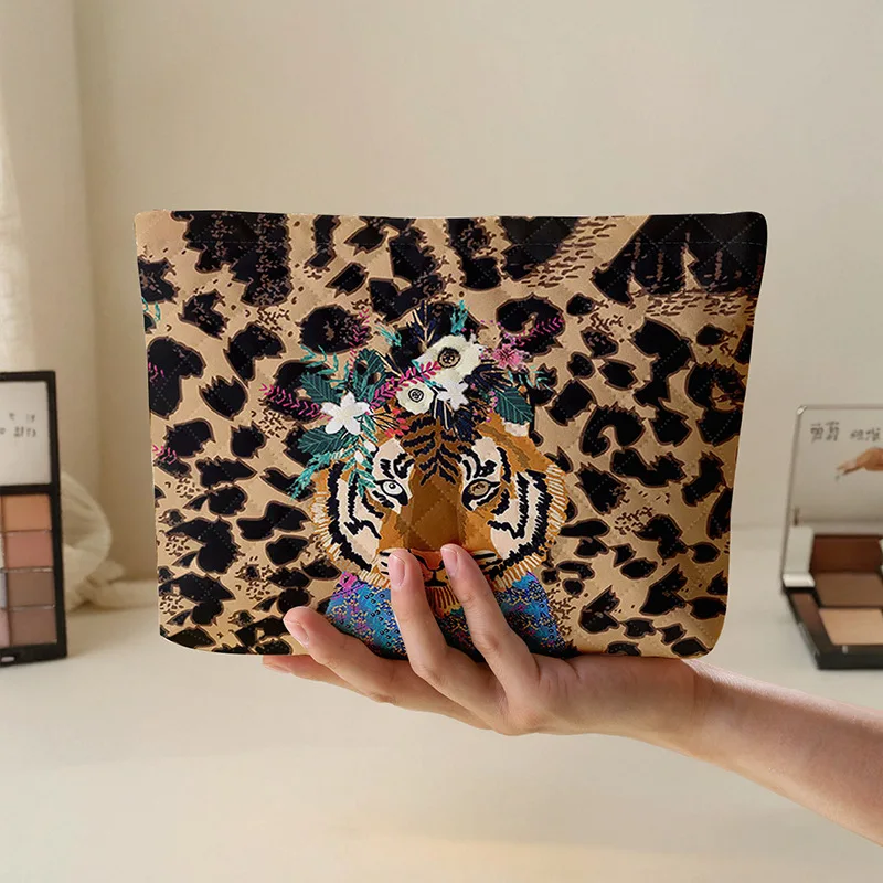 Bolsa de maquillaje de pana con estampado de leopardo y tigre a la moda con cremallera, bolsa de almacenamiento de cosméticos multifuncional ligera con forro