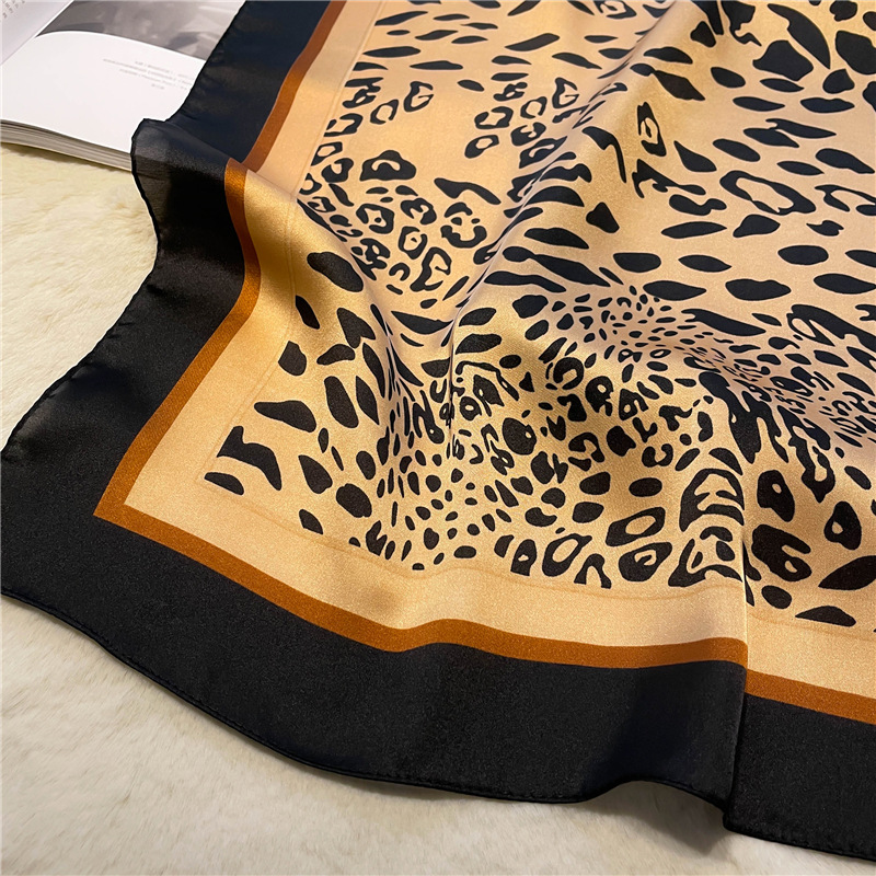 Bufanda cuadrada con estampado de leopardo de marca de lujo, bufanda de seda de imitación para mujer, decoración informal versátil, bufanda de cuello pequeño de 70CM x 70CM