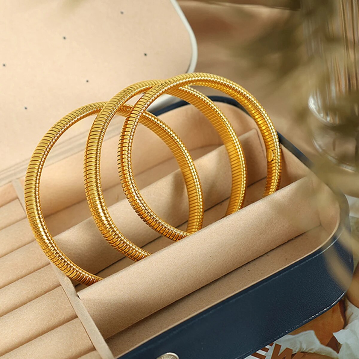 Bracciale in metallo spesso con elasticità retrò impermeabile in acciaio inossidabile placcato oro 18 carati tendenza moda gioielli unisex uomo donna