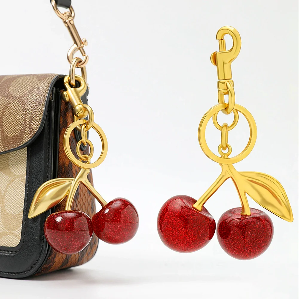 Trendiger Schlüsselanhänger mit rotem Kirsch-Anhänger für Frauen, niedliche Taschendekorationen, multifunktionaler Schmuck, Autoschlüssel-Zubehör, Charm-Schlüsselanhänger, Geschenk
