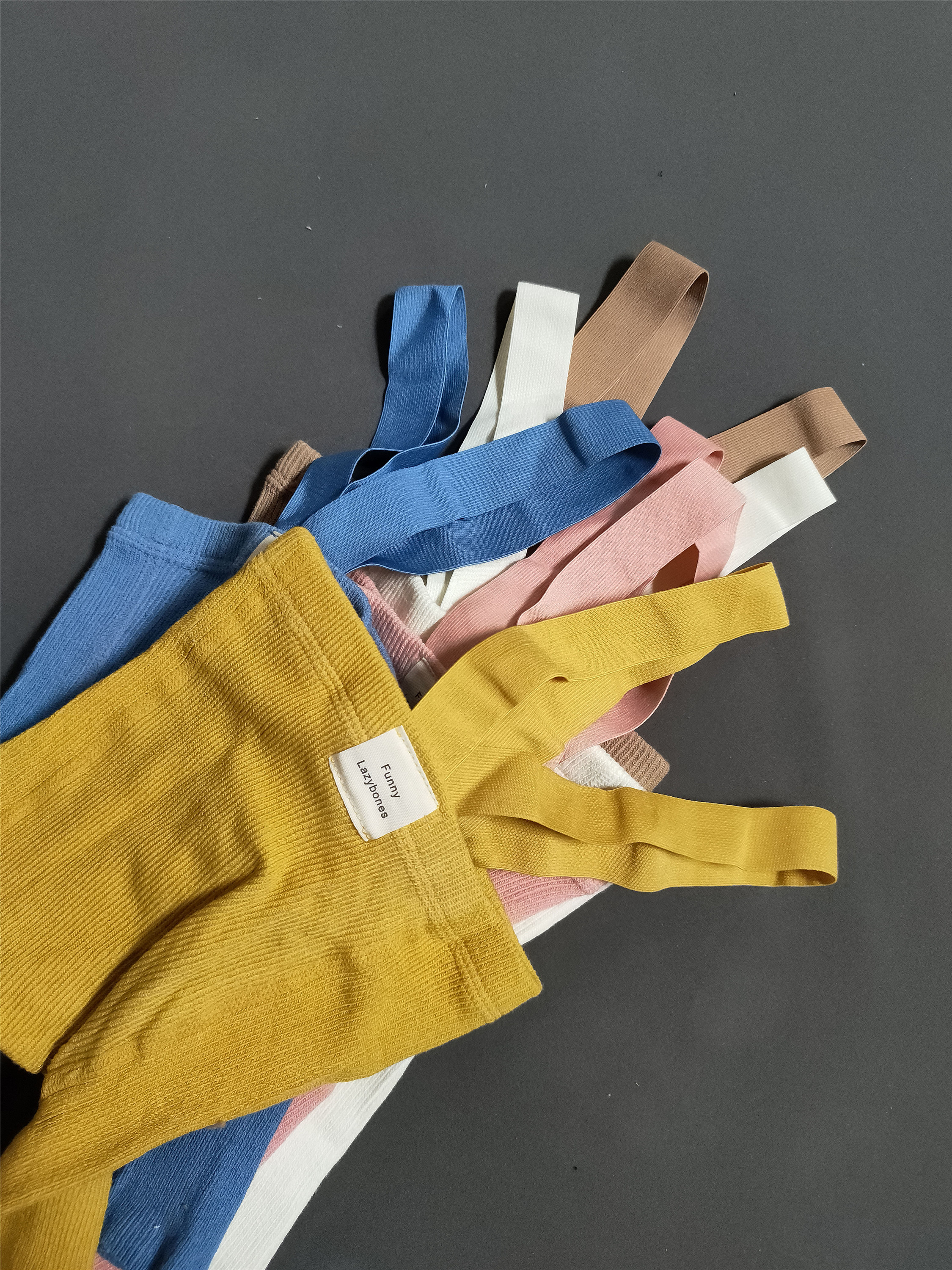 Bé Suspender Quần Short INS Cao Cấp Suspender Quần Short Tây Ban Nha Bé Mông Quần Legging Thon Treo Áo