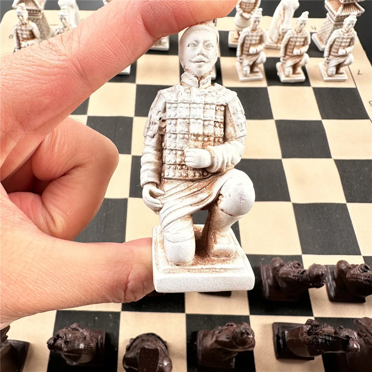 Große Nachahmung des antiken Schachs 3D Terra-Cotta Army Resin Schachfiguren zur alten Behandlung Leder Schachbrett 43 cm/16,93 Zoll