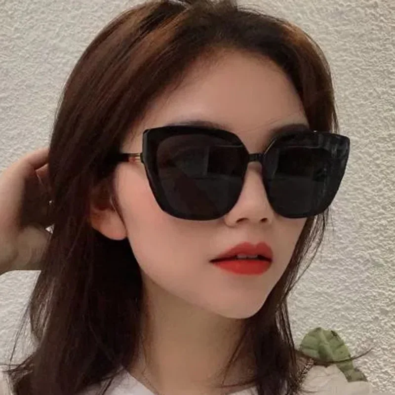 Kacamata hitam modis klasik dengan bingkai persegi besar untuk wanita Retro baru jaring merah dengan kacamata hitam yang sama