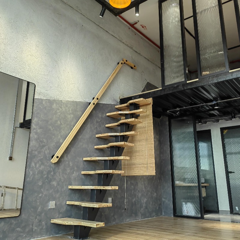 Integrierte Treppe aus Stahl und Holz, Duplex-Loft, drehbarer gerader Balken, Innenschrägbalken, Duplex-Fach, Loft-Villa-Herstellung