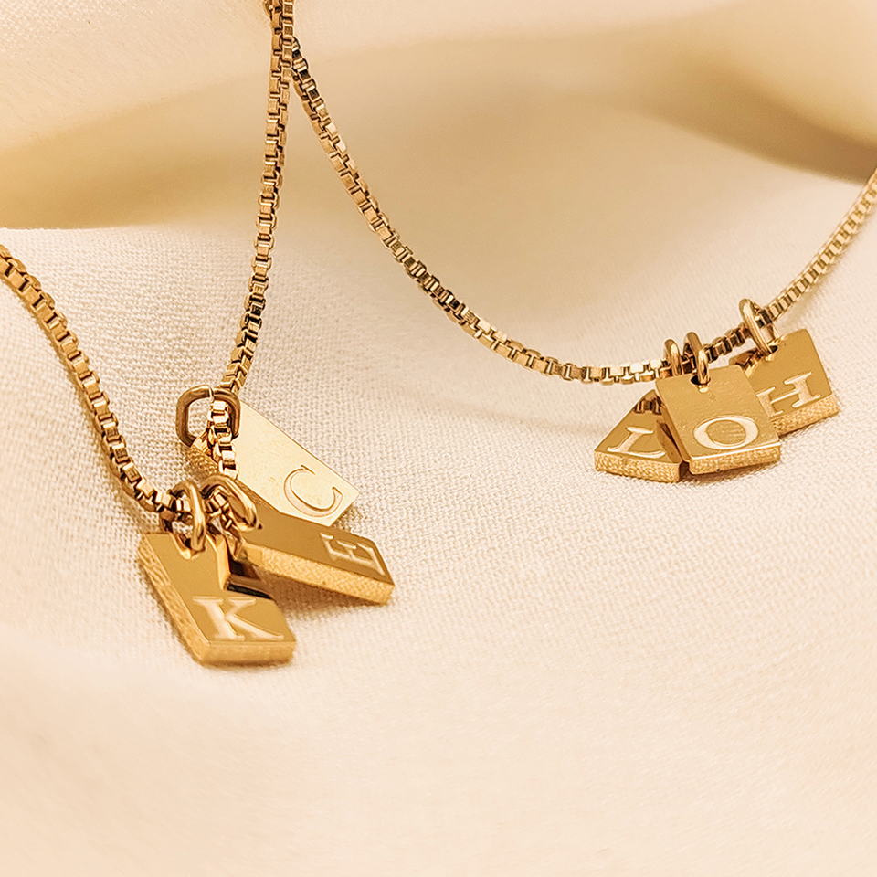 eManco 頭文字名カスタマイズネックレスステンレス鋼彫刻アルファベットチャームペンダントアクセサリー女性のジュエリー