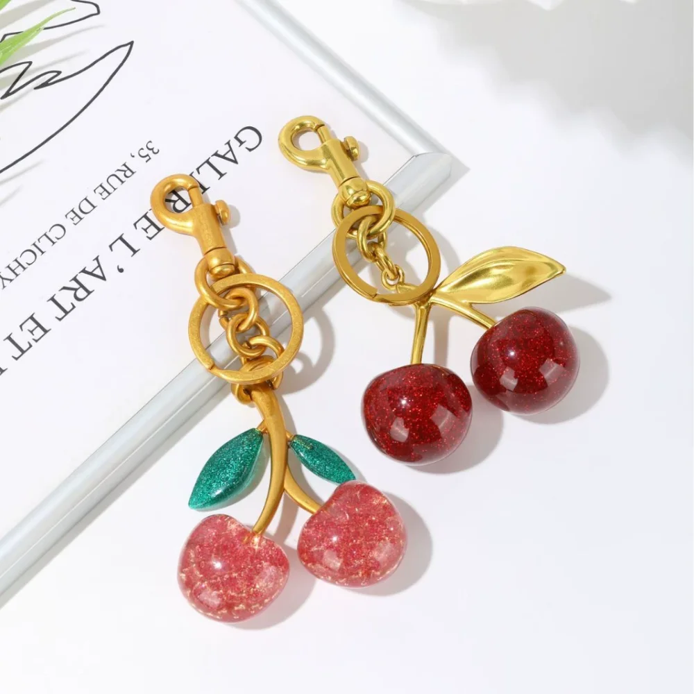 Trendiger Schlüsselanhänger mit rotem Kirsch-Anhänger für Frauen, niedliche Taschendekorationen, multifunktionaler Schmuck, Autoschlüssel-Zubehör, Charm-Schlüsselanhänger, Geschenk