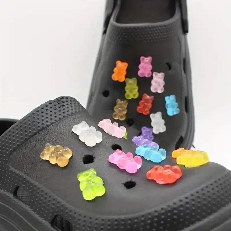 10/20pcs GLOW ใน Dark หมีน่ารักรองเท้า Charms-Luminous DIY รองเท้าผ้าใบตกแต่งสําหรับรองเท้าและรองเท้าอุปกรณ์เสริม Luminous