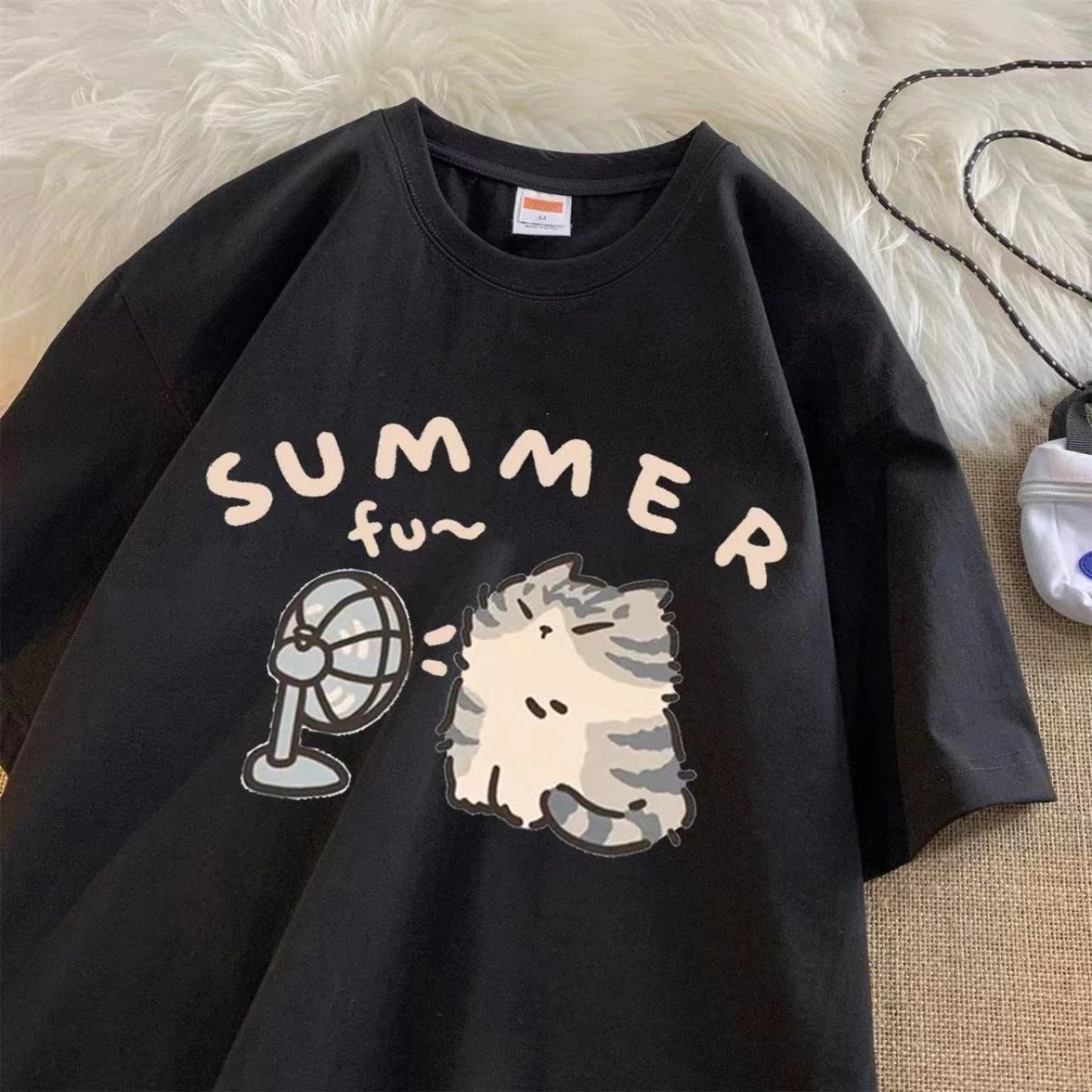 เวอร์ชั่นเกาหลี Retro Minimalist พิมพ์ฤดูร้อนเสื้อยืดลําลองหลวมคู่แขนสั้นบาง