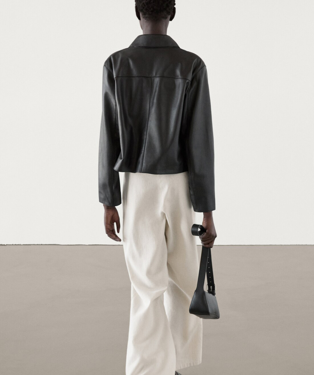 エレガントなブラック PU レザージャケットショートアウターレディーススタイル春新着ファッショナブルな通勤に適した長袖コート