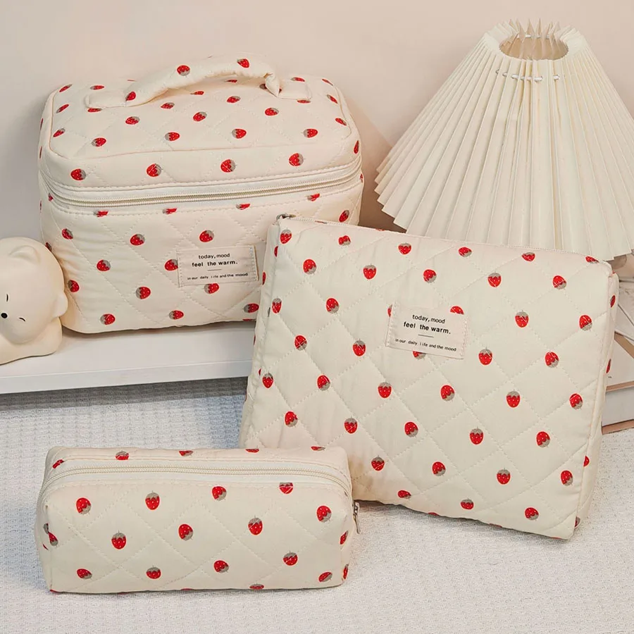 Bolsa de maquillaje de fresa, bolsas de cosméticos para mujer, bolsa de almacenamiento de viaje para cosméticos bonita portátil a la moda, bolso de mano acolchado de algodón con cremallera Pu