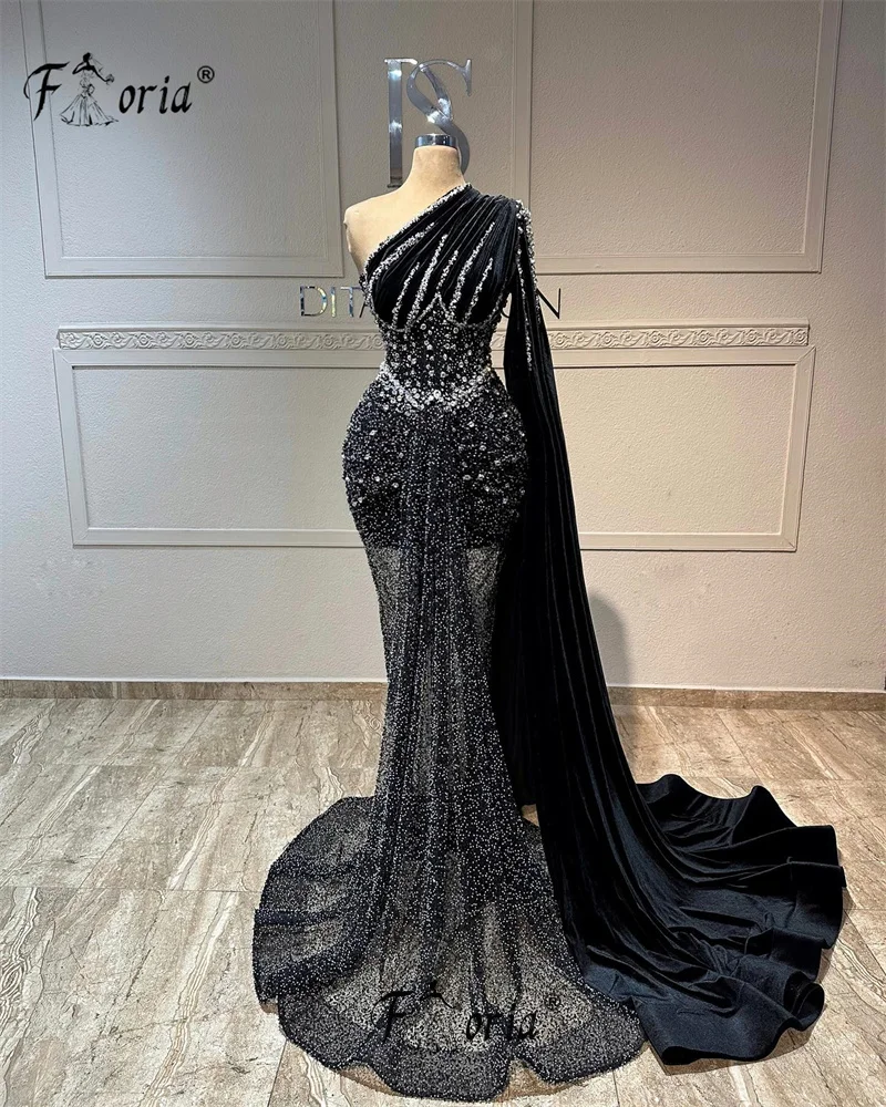Elegantes schwarzes Perlen-Abendkleid im Meerjungfrau-Stil mit langen Cape-Ärmeln aus Dubai-Samt, Vestidos de Pinter Formales, Abschlussball-Robe, individuell gestaltet