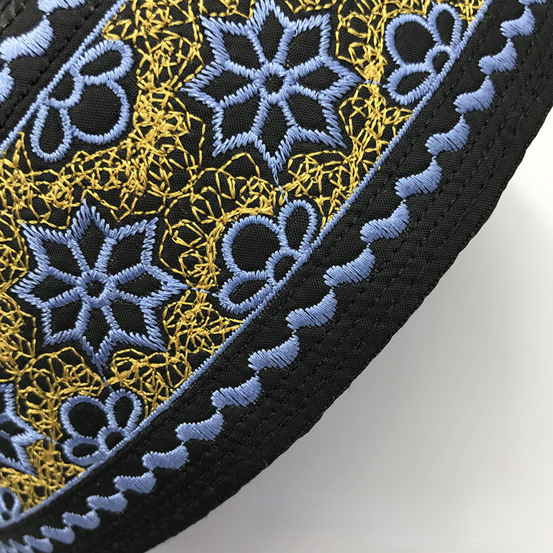 イスラム教徒の男性の着用帽子、刺繍された青い花のフラットトップ、ラウンドエッジ、huiパフォーマンスハット、islamキャップ、kufiの祈り