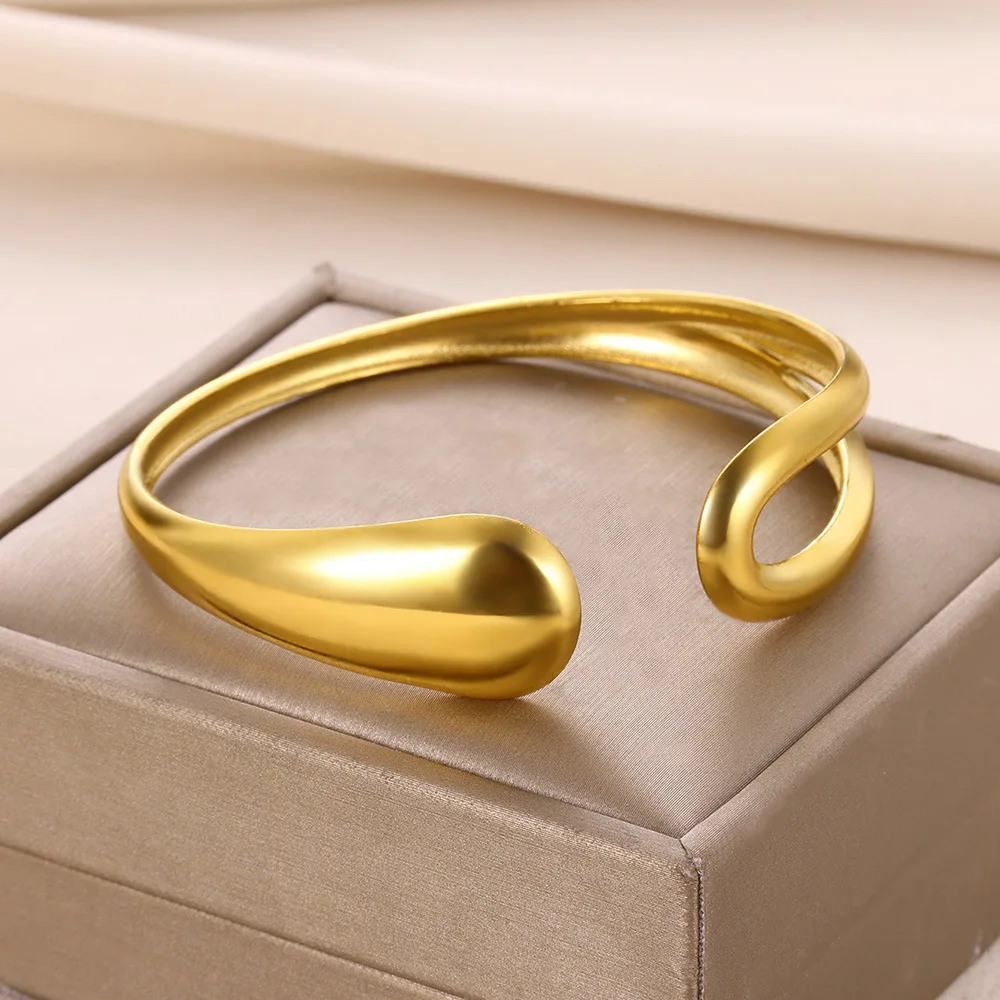 Bracciale rigido classico con texture antirughe color oro per donna Bracciale con polsino squisito Ornamento a mano in acciaio inossidabile Gioielli punk