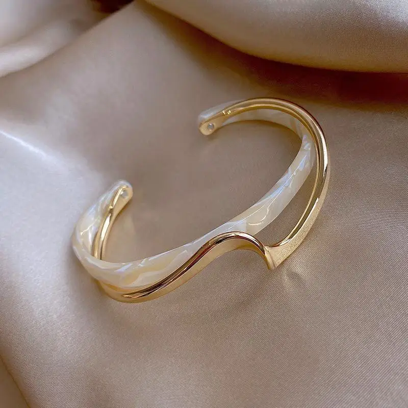 Weiße Muschel-Armbänder, Brettbiegung, Metall-Armreifen, Damen-Handarmbänder, geometrische C-förmige Öffnungsarmbänder, Schmuck, Geschenke