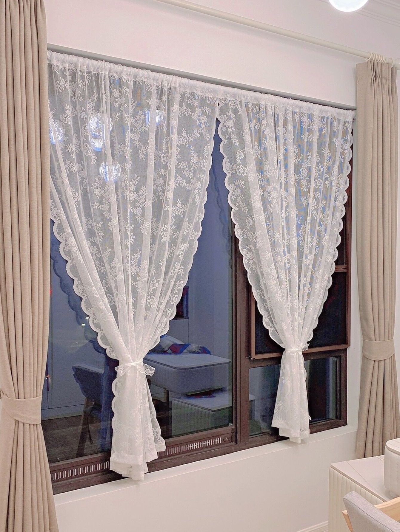 Transparentes Vorhangpaneel mit floraler Spitze und Stangentasche