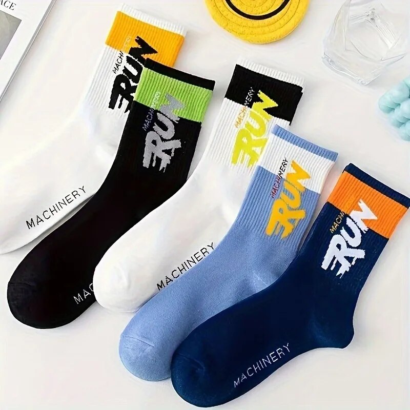 5 Paar trendige, kreative Buchstabenmuster-Farbblock-Crew-Socken für Herren, atmungsaktive, bequeme, lässige Unisex-Socken für Herren im Freien