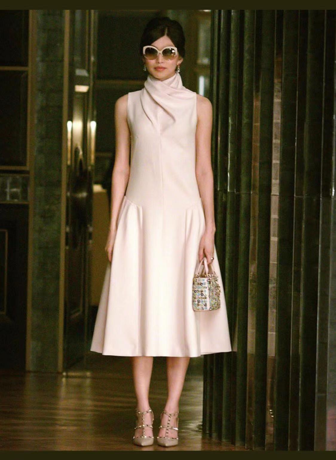 Alfaiate loja vestido sem mangas, crepe rosa claro, gola ruched, vestido formal