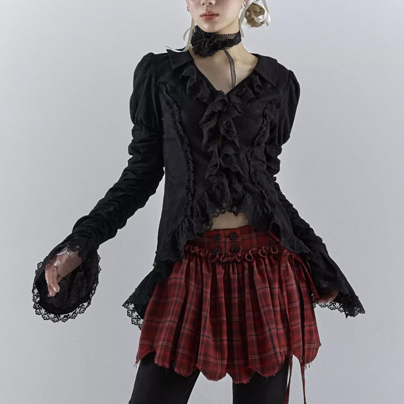 Karrcat-camisa gótica de encaje negro, blusas irregulares de estética oscura, estilo Yamamoto, camisa de manga acampanada Grunge con cuello en V, Vintage Y2k Emo