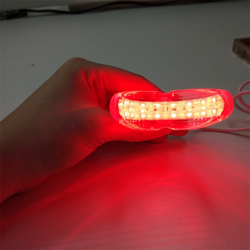 Terapia de luz roja para un alivio inmediatamente del dolor en los dientes, sensibilidad en las encías