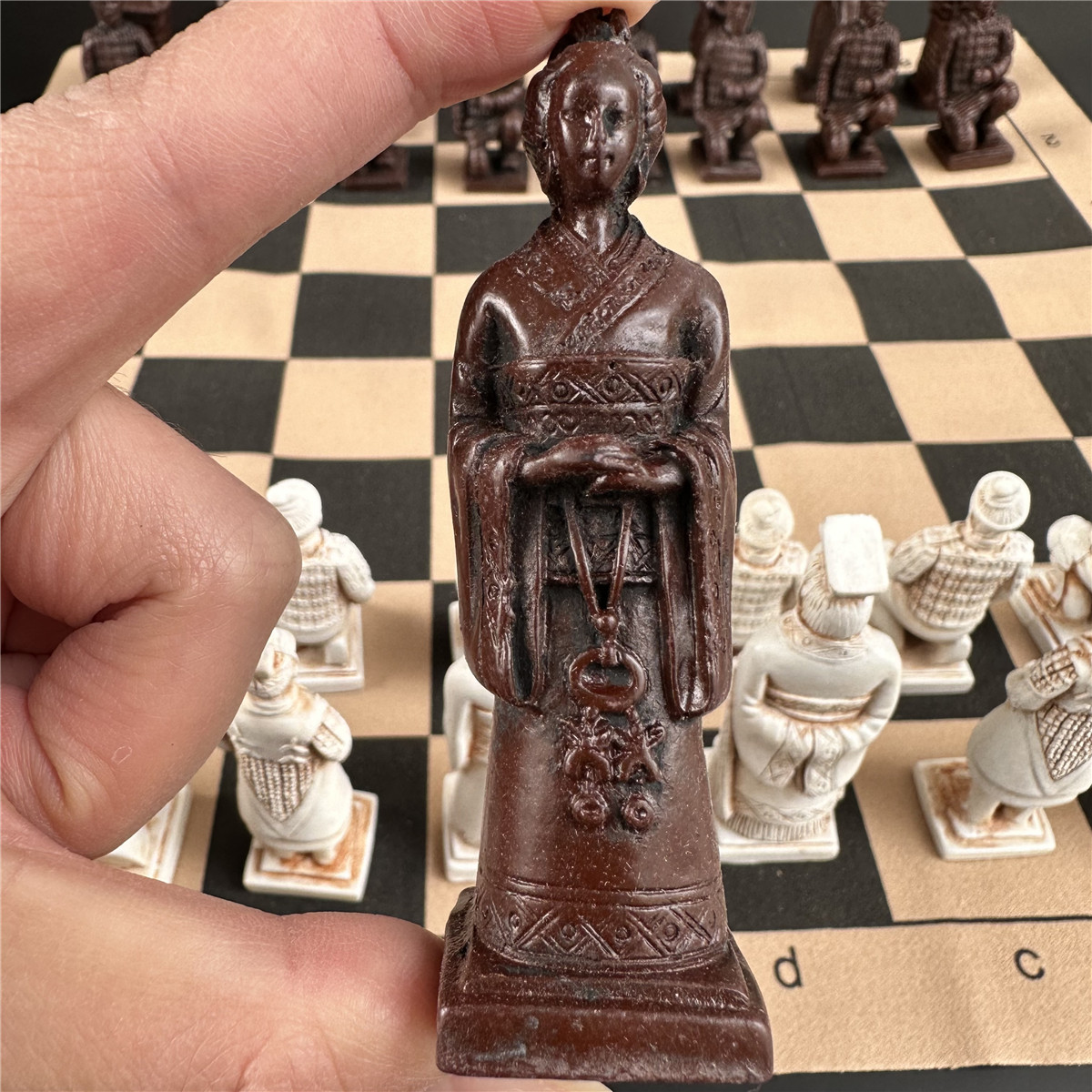 Große Nachahmung des antiken Schachs 3D Terra-Cotta Army Resin Schachfiguren zur alten Behandlung Leder Schachbrett 43 cm/16,93 Zoll