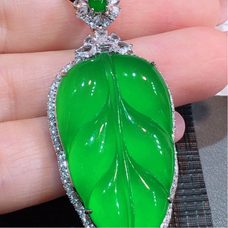 Ice-like Positive Green Leaf Shaped Treated Jadeite Pendant Myanmar18KInlaid Emperor Full Green Pendant for Women Gift