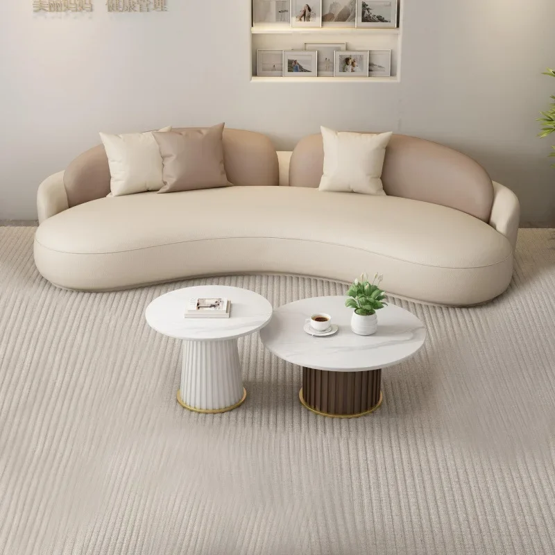 Divano dell'hotel, divano artistico in pelle curva di lusso leggero, pelle antigraffio per gatti, set di riposo per salone di bellezza, combinazione di divani e tavolini da caffè