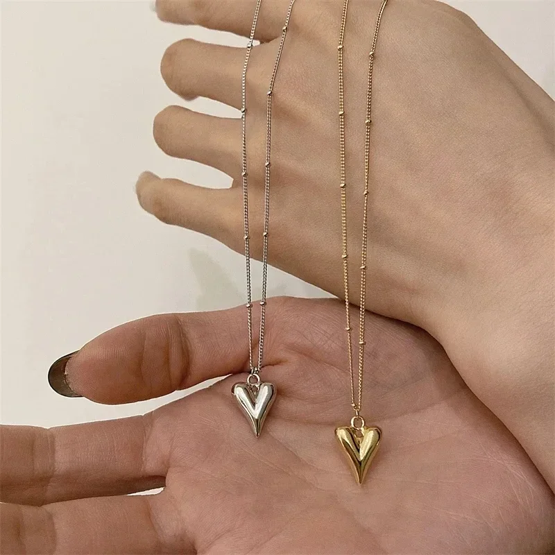 Collar con colgante de corazón de Color dorado y plateado Vintage para mujer, nueva tendencia, cadena de clavícula para niñas, joyería, regalos de cumpleaños al por mayor