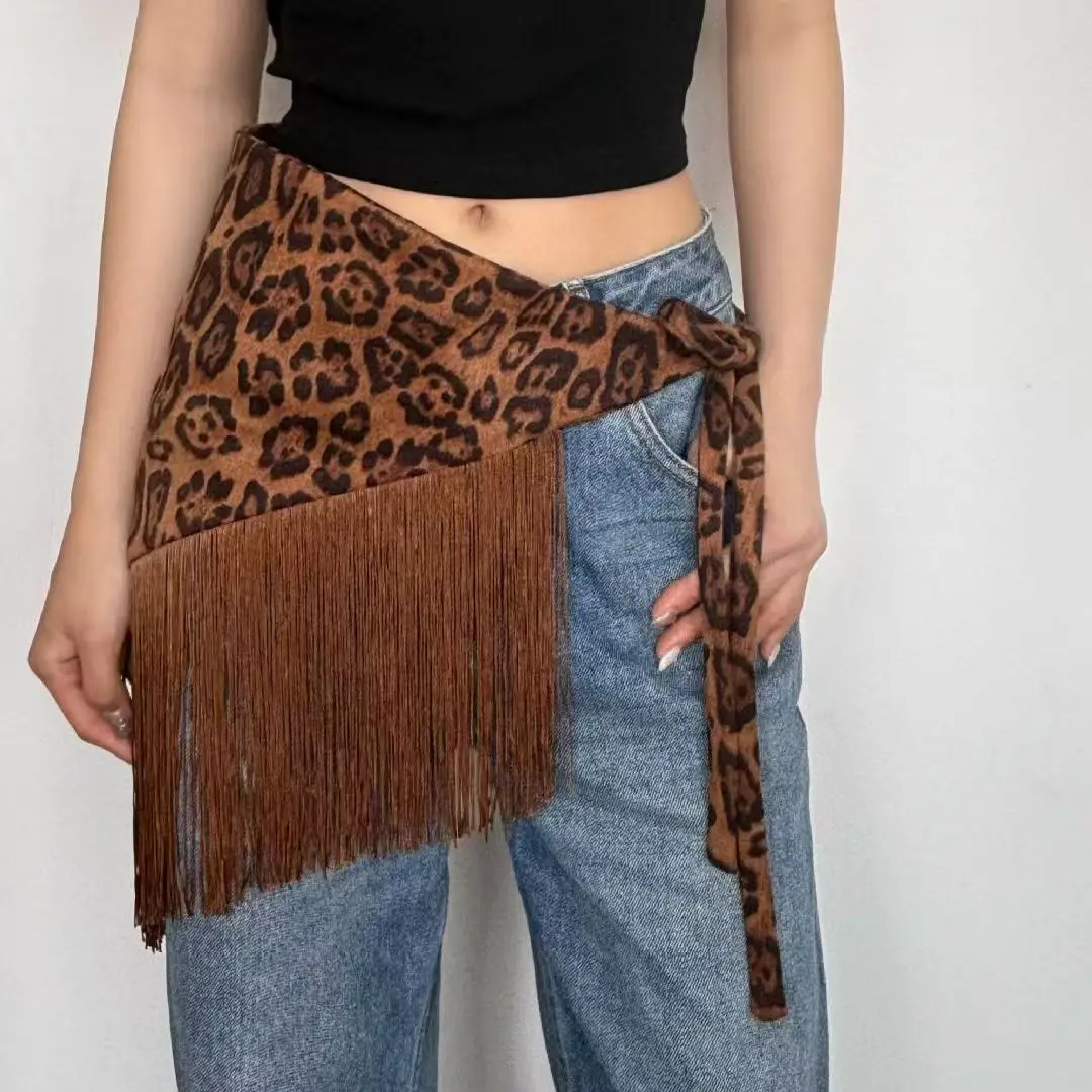 Nuevo diseño con una falda, una minoría con una sensación de cinturón triangular con estampado de leopardo, bufanda para la cadera con borlas, faja para la cintura americana Y2K sexy