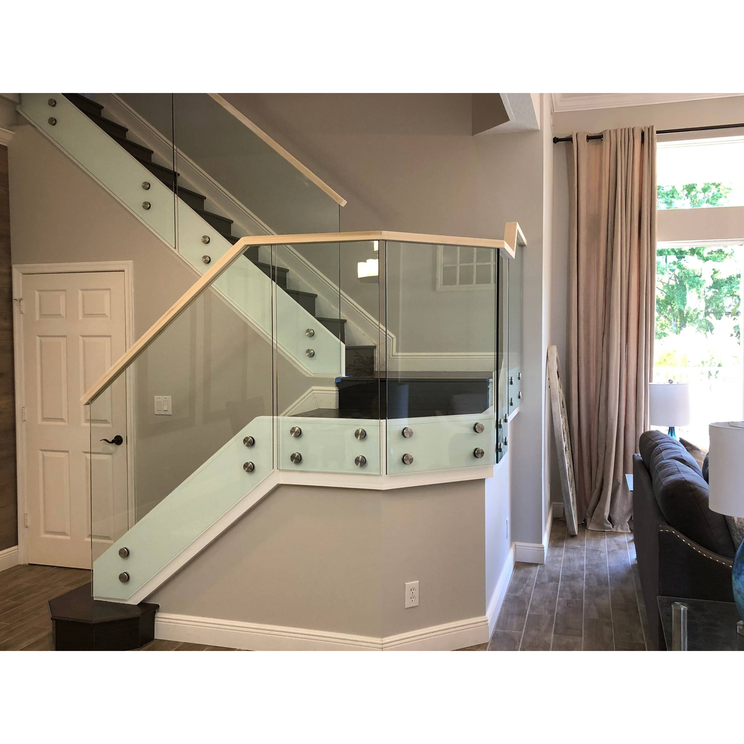 Balaustra moderna del corrimano dell'acciaio inossidabile con le ringhiere di legno per le scale