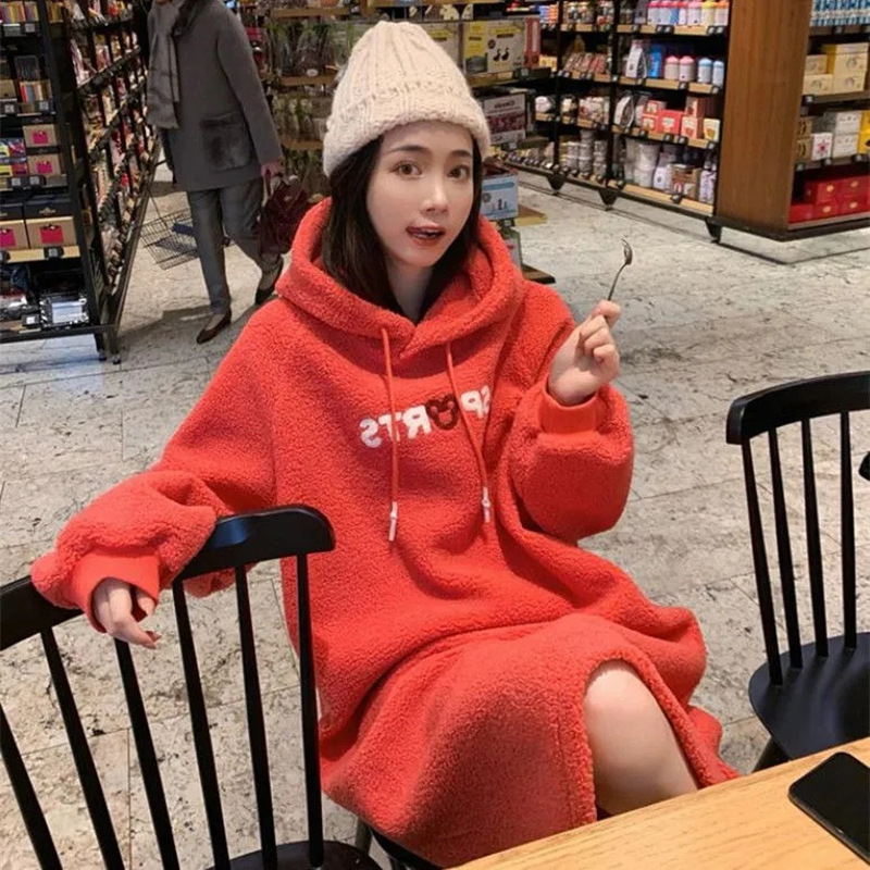 Vestido de maternidade coreano solto espessado para mulheres grávidas, imitação de pele, joelho comprido de uma peça, suéter de lã de cordeiro com capuz, quente, novo